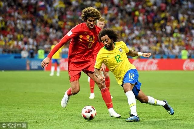 欧联杯室外气温-1℃ 曼联队长B费脱外套给球童